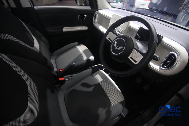 Wuling Aira EV ditampilkan dalam acara GIIAS 2026 di ICE BSD, Kabupaten Tangerang, Banten, Rabu (29/7/2026). (CNBC Indonesia/Faisal Rahman)