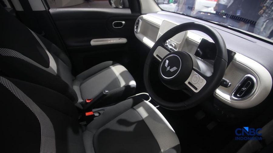 Wuling Aira EV ditampilkan dalam acara GIIAS 2026 di ICE BSD, Kabupaten Tangerang, Banten, Rabu (29/7/2026). (CNBC Indonesia/Faisal Rahman)