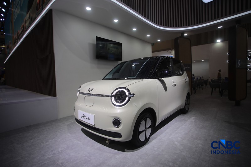 Wuling Aira EV ditampilkan dalam acara GIIAS 2026 di ICE BSD, Kabupaten Tangerang, Banten, Rabu (29/7/2026). (CNBC Indonesia/Faisal Rahman)