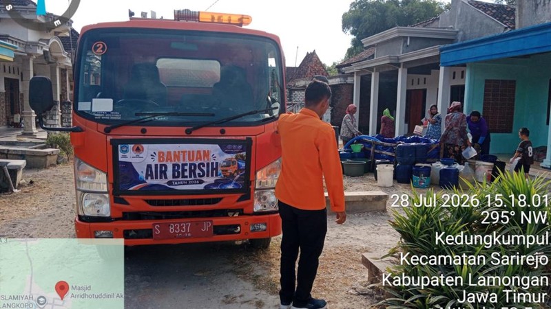 Akibat kekeringan BPBD Kabupaten Lamongan terus berupaya mendistribusikan kebutuhan air bersih masyarakat di Desa Kedungkumpul, Kecamatan Sarirejo, Kabupaten Lamongan, Provinsi Jawa Timur, Selasa (28/7).