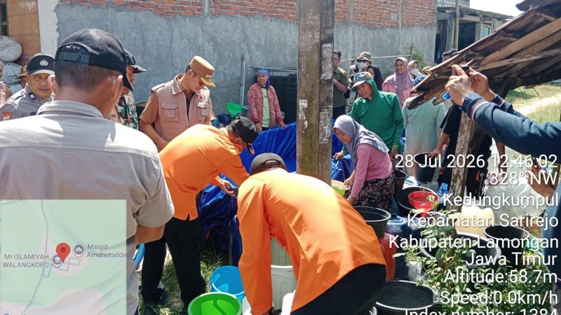 Akibat kekeringan BPBD Kabupaten Lamongan terus berupaya mendistribusikan kebutuhan air bersih masyarakat di Desa Kedungkumpul, Kecamatan Sarirejo, Kabupaten Lamongan, Provinsi Jawa Timur, Selasa (28/7).