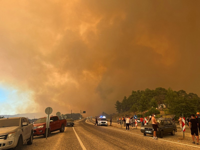 Seorang pekerja kotamadya berusaha memadamkan kebakaran hutan yang berkobar di distrik Seydikemer, provinsi Mugla, Turki, 29 Juli 2026. (REUTERS/Stringer)