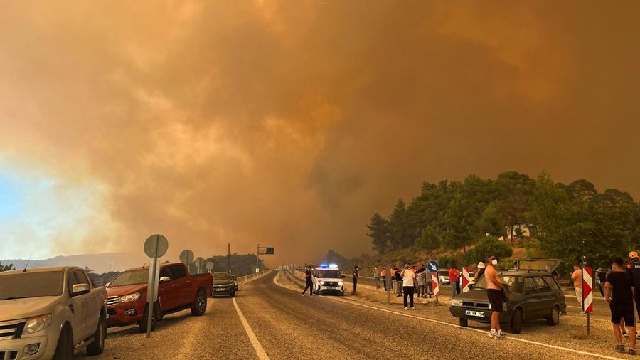 Asap memenuhi langit saat kebakaran rimba melanda distrik Seydikemer, provinsi Mugla, Turki, 29 Juli 2026.