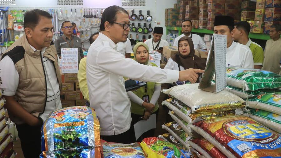 Bapanas melakukan pengawasan beras di pasar. (Dok. Humas Bapanas)