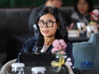 Sari Esayanti Direktur Eksekutif IMA saat memberikan pemaparan dalam acara Coffee Morning “Kupas Tuntas Dinamika Tata Kelola Industri Pertambangan Mineral” di Parle, Senayan, Jakarta, Kamis (30/7/2026). (CNBC Indonesia/Tri Susilo)