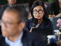 Sari Esayanti Direktur Eksekutif IMA saat memberikan pemaparan dalam acara Coffee Morning “Kupas Tuntas Dinamika Tata Kelola Industri Pertambangan Mineral” di Parle, Senayan, Jakarta, Kamis (30/7/2026). (CNBC Indonesia/Tri Susilo)