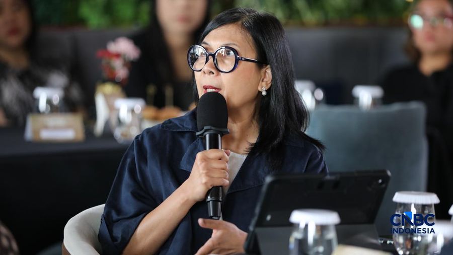 Sari Esayanti Direktur Eksekutif IMA saat memberikan pemaparan dalam acara Coffee Morning “Kupas Tuntas Dinamika Tata Kelola Industri Pertambangan Mineral” di Parle, Senayan, Jakarta, Kamis (30/7/2026). (CNBC Indonesia/Tri Susilo)