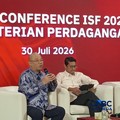 Ketua Umum APPBI Alphonzus Widjaja, bersama Dirjen Perdagangan Dalam Negeri Kemendag Iqbal Shoffan Shofwan dalam konferensi pers di Auditorium Kemendag, Jakarta, Kamis (30/7/2026). (CNBC Indonesia/Martyasari Rizky)