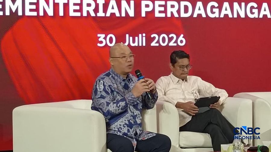Ketua Umum APPBI Alphonzus Widjaja, bersama Dirjen Perdagangan Dalam Negeri Kemendag Iqbal Shoffan Shofwan dalam konferensi pers di Auditorium Kemendag, Jakarta, Kamis (30/7/2026). (CNBC Indonesia/Martyasari Rizky)
