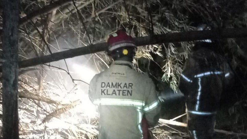 Personil BPBD Kabupaten Klaten dan tim pamadam kebakaran gabungan berjibaku memadamkan si jago merah pada kebakaran lahan di area persawahan Dukuh Srimulyo RT 15 RW 05, Desa Kaligawe, Kecamatan Pedan, Kabupaten Klaten, Jawa Tengah pada Senin (27/7).