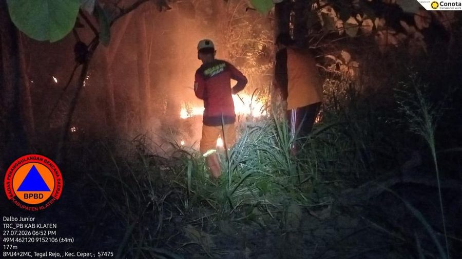 Personil BPBD Kabupaten Klaten dan tim pamadam kebakaran gabungan berjibaku memadamkan si jago merah pada kebakaran lahan di area persawahan Dukuh Srimulyo RT 15 RW 05, Desa Kaligawe, Kecamatan Pedan, Kabupaten Klaten, Jawa Tengah pada Senin (27/7).