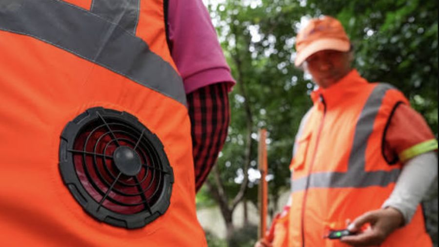 Para pekerja kebersihan di Nanjing, Tiongkok mengenakan rompi bertenaga kipas ini agar tetap merasa sejuk saat bekerja di bawah terik matahari musim panas. (Tangkapan Layar China Daily via FB)