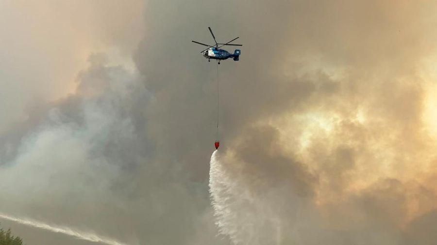 Sebuah helikopter pemadam kebakaran menjatuhkan air saat kebakaran rimba berkobar di distrik Seydikemer, provinsi Mugla, Turki, 29 Juli 2026.