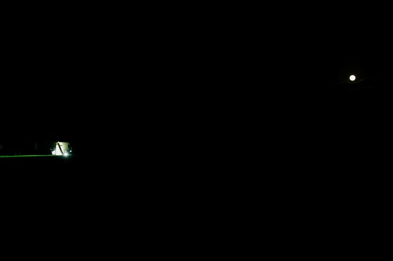Sebuah keluarga menggunakan lampu dari mobil dan generator pribadi mereka, setelah gempa bumi di Uki, Jepang, 30 Juli 2026. (REUTERS/Kim Kyung-Hoon)