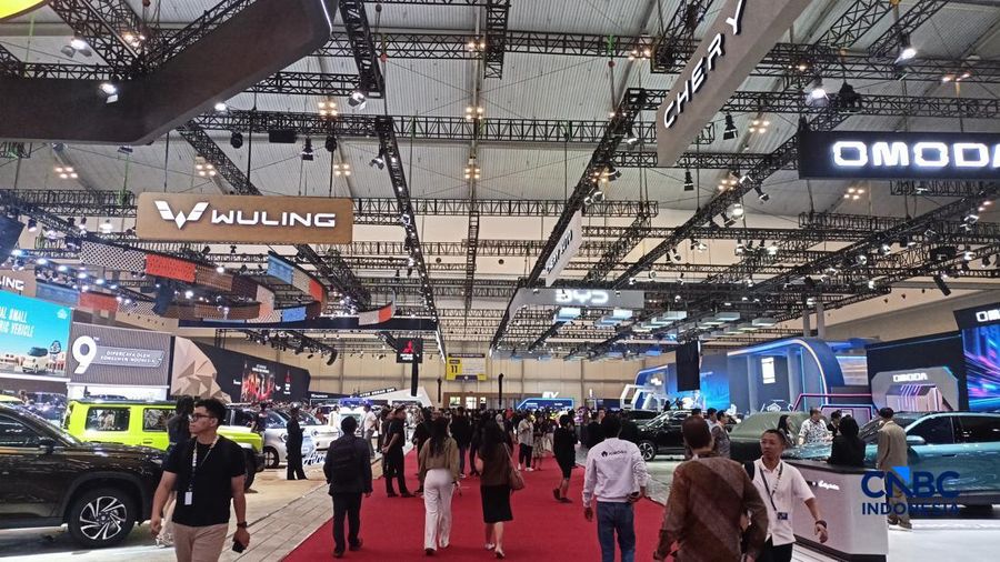 Sejumlah pengunjung berjalan melewati beberapa kendaraan yang dipajang dalam GIIAS 2026 di ICE BSD, Tangerang, Kamis (30/7/2026). (CNBC Indonesia/Ferry Sandi)