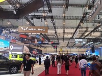 Sejumlah pengunjung berjalan melewati beberapa kendaraan yang dipajang dalam GIIAS 2026 di ICE BSD, Tangerang, Kamis (30/7/2026). (CNBC Indonesia/Ferry Sandi)