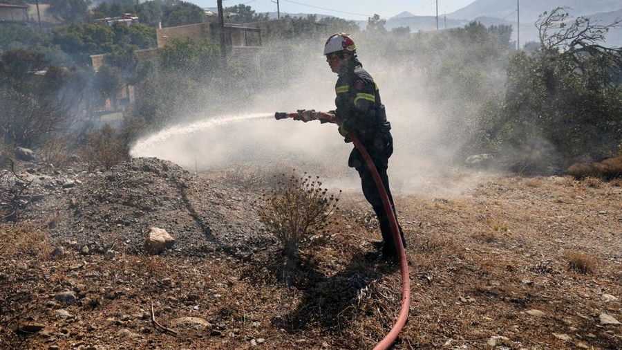Seorang petugas pemadam kebakaran berupaya memadamkan kebakaran hutan yang terjadi di dekat pantai Triopetra di pulau Kreta, Yunani, 30 Juli 2026.