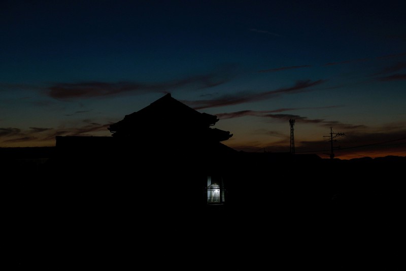 Sebuah keluarga menggunakan lampu dari mobil dan generator pribadi mereka, setelah gempa bumi di Uki, Jepang, 30 Juli 2026. (REUTERS/Kim Kyung-Hoon)