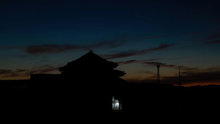 Seorang pria menggunakan lentera di sebuah rumah di desa tanpa aliran listrik, setelah gempa bumi di Uki, Jepang, 30 Juli 2026.
