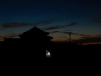 Seorang pria menggunakan lentera di sebuah rumah di desa tanpa aliran listrik, setelah gempa bumi di Uki, Jepang, 30 Juli 2026. (REUTERS/Kim Kyung-Hoon)