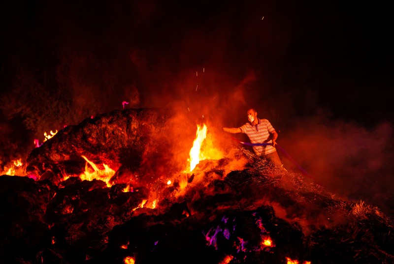Seorang pekerja kotamadya berusaha memadamkan kebakaran hutan yang berkobar di distrik Seydikemer, provinsi Mugla, Turki, 29 Juli 2026. (REUTERS/Stringer)