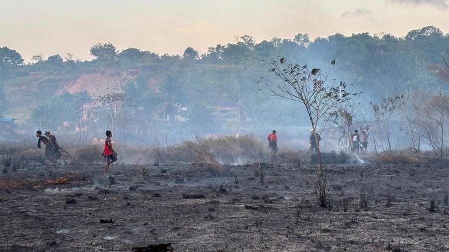 Setelah delapan hari berjuang BPBD Kota Sorong bersama petugas gabungan berhasil memadamkan seluruh titik api yang membakar 24 hektare lahan di Kota Sorong, Provinsi Papua Barat Daya, pada Rabu (29/7).