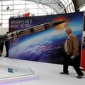 FOTO ARSIP: Seorang pria melihat model Patriot Advanced Capability (PAC-3) Missile Segment Enhancement (MSE) buatan Lockheed Martin di pameran militer internasional di Kielce, Polandia, 7 September 2017. REUTERS/Kacper Pempel/File Photo