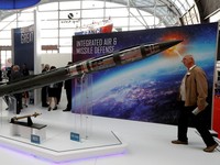 FOTO ARSIP: Seorang pria melihat model Patriot Advanced Capability (PAC-3) Missile Segment Enhancement (MSE) buatan Lockheed Martin di pameran militer internasional di Kielce, Polandia, 7 September 2017. REUTERS/Kacper Pempel/File Photo
