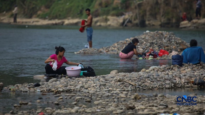 Warga beraktivitas pada aliran Sungai Ciberang di Kampung Somang, Lebak, Banten, Kamis (30/7/2026).