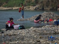 Warga beraktivitas pada aliran Sungai Ciberang di Kampung Somang, Lebak, Banten, Kamis (30/7/2026).(CNBC Indonesia/Faisal Rahman)