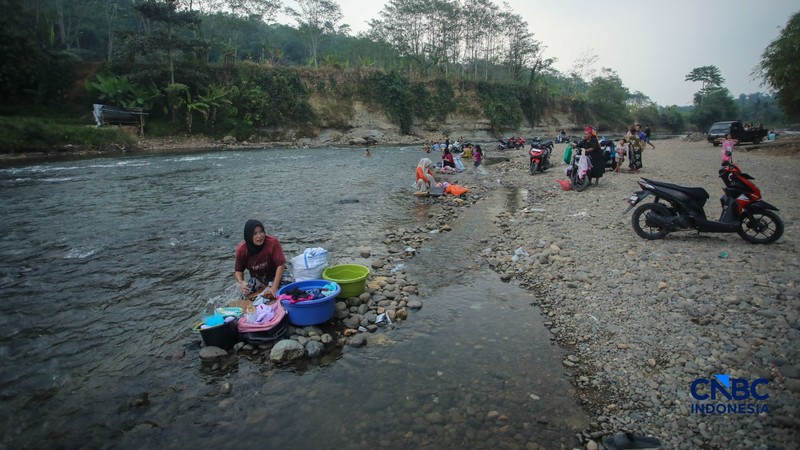 Warga beraktivitas pada aliran Sungai Ciberang di Kampung Somang, Lebak, Banten, Kamis (30/7/2026). (CNBC Indonesia/Faisal Rahman)