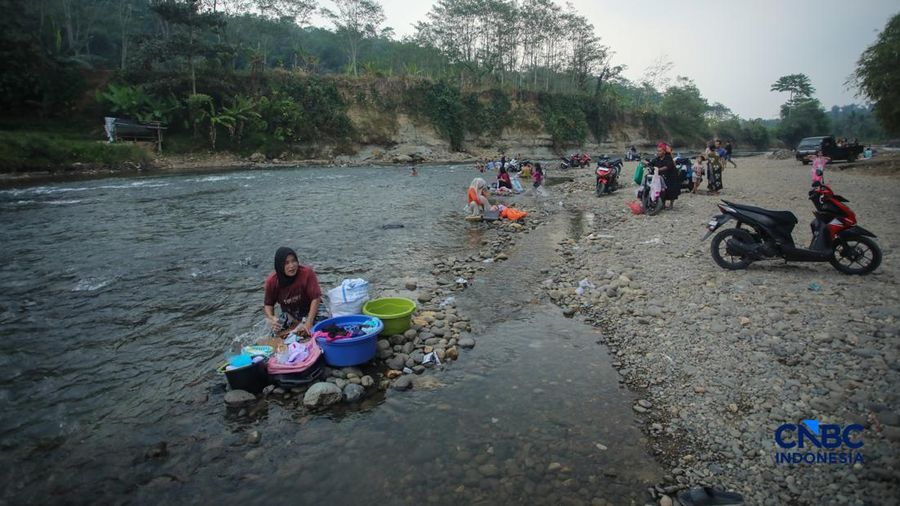 Warga beraktivitas pada aliran Sungai Ciberang di Kampung Somang, Lebak, Banten, Kamis (30/7/2026).
