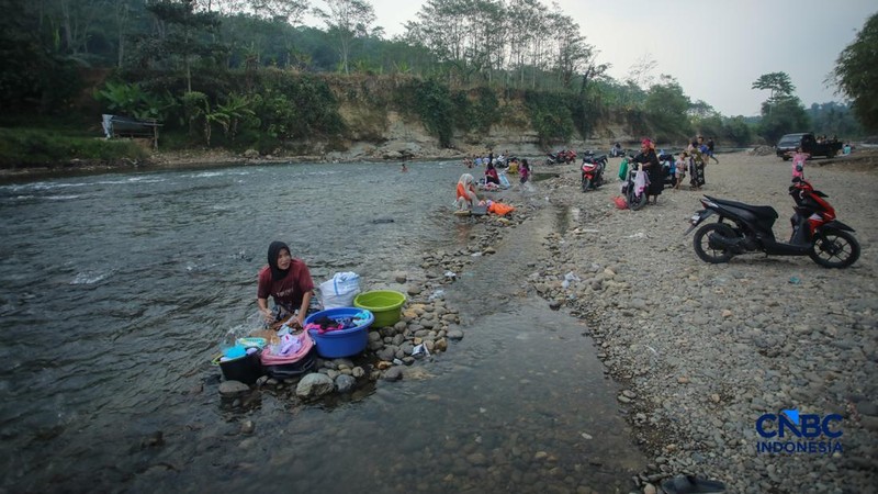 Warga beraktivitas pada aliran Sungai Ciberang di Kampung Somang, Lebak, Banten, Kamis (30/7/2026).