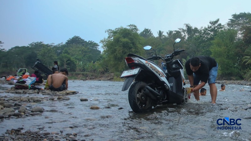 Warga beraktivitas pada aliran Sungai Ciberang di Kampung Somang, Lebak, Banten, Kamis (30/7/2026). (CNBC Indonesia/Faisal Rahman)