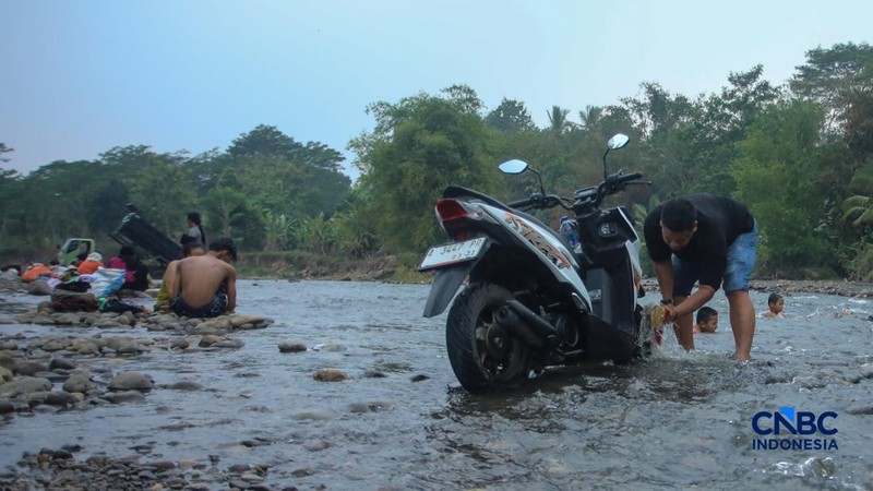 Warga beraktivitas pada aliran Sungai Ciberang di Kampung Somang, Lebak, Banten, Kamis (30/7/2026).