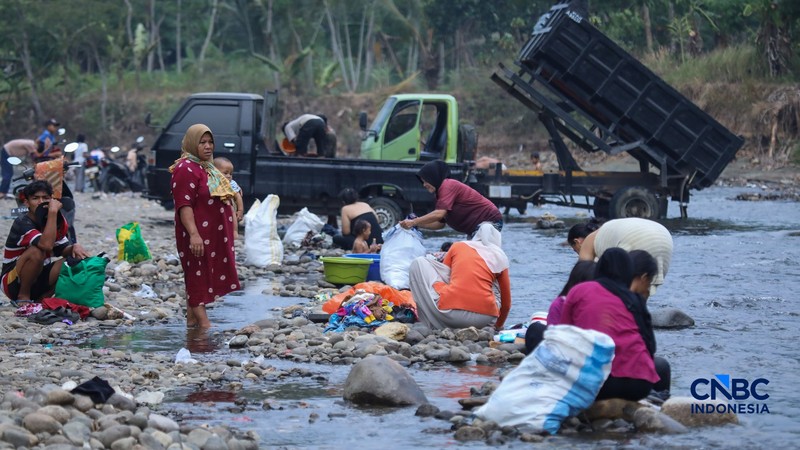 Warga beraktivitas pada aliran Sungai Ciberang di Kampung Somang, Lebak, Banten, Kamis (30/7/2026). (CNBC Indonesia/Faisal Rahman)