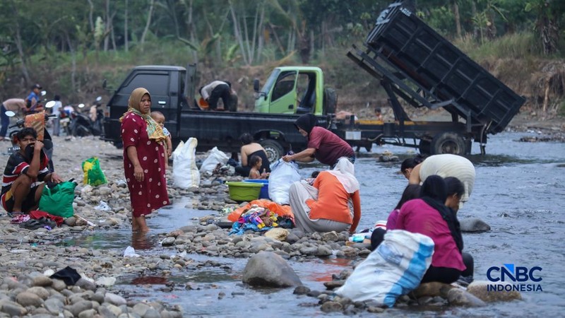 Warga beraktivitas pada aliran Sungai Ciberang di Kampung Somang, Lebak, Banten, Kamis (30/7/2026). (CNBC Indonesia/Faisal Rahman)