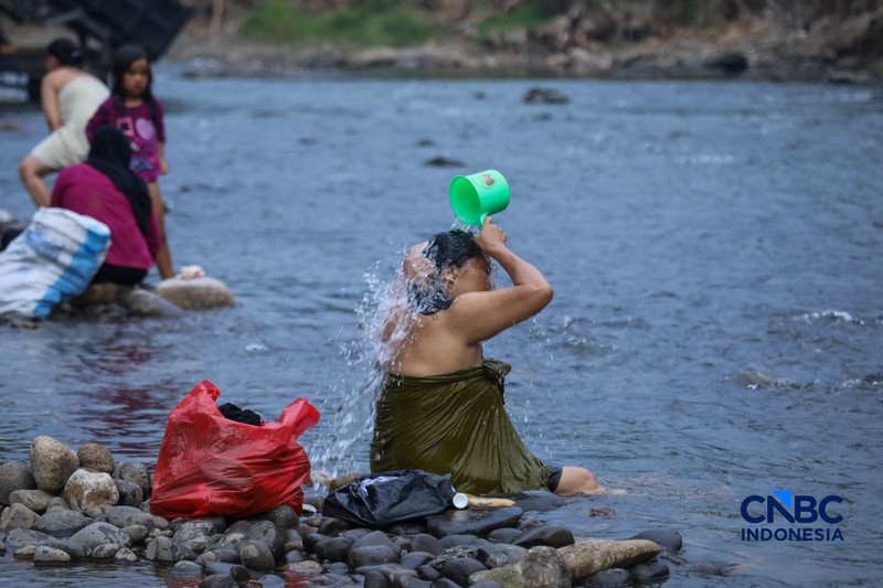Warga beraktivitas pada aliran Sungai Ciberang di Kampung Somang, Lebak, Banten, Kamis (30/7/2026). (CNBC Indonesia/Faisal Rahman)