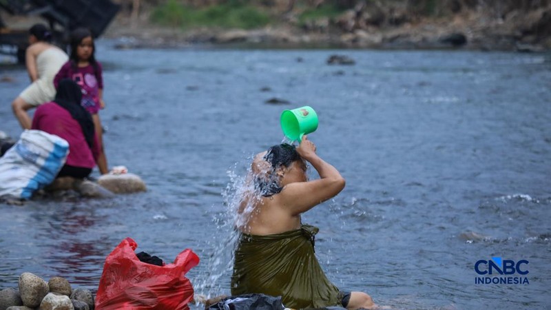 Warga beraktivitas pada aliran Sungai Ciberang di Kampung Somang, Lebak, Banten, Kamis (30/7/2026).