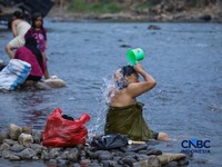 Warga beraktivitas pada aliran Sungai Ciberang di Kampung Somang, Lebak, Banten, Kamis (30/7/2026). (CNBC Indonesia/Faisal Rahman)