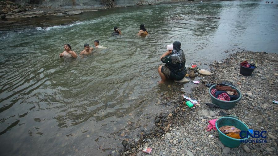 Warga beraktivitas pada aliran Sungai Ciberang di Kampung Somang, Lebak, Banten, Kamis (30/7/2026).