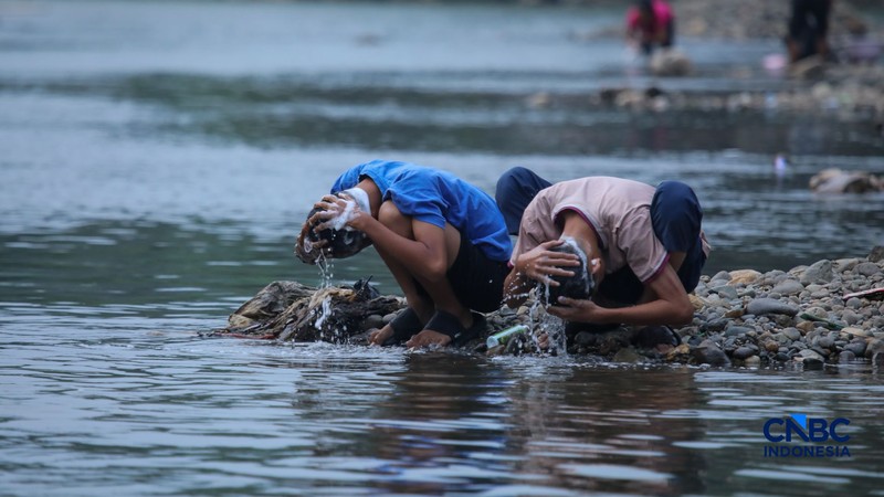 Warga beraktivitas pada aliran Sungai Ciberang di Kampung Somang, Lebak, Banten, Kamis (30/7/2026). (CNBC Indonesia/Faisal Rahman)