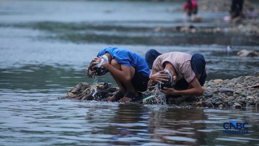 Warga beraktivitas pada aliran Sungai Ciberang di Kampung Somang, Lebak, Banten, Kamis (30/7/2026).
