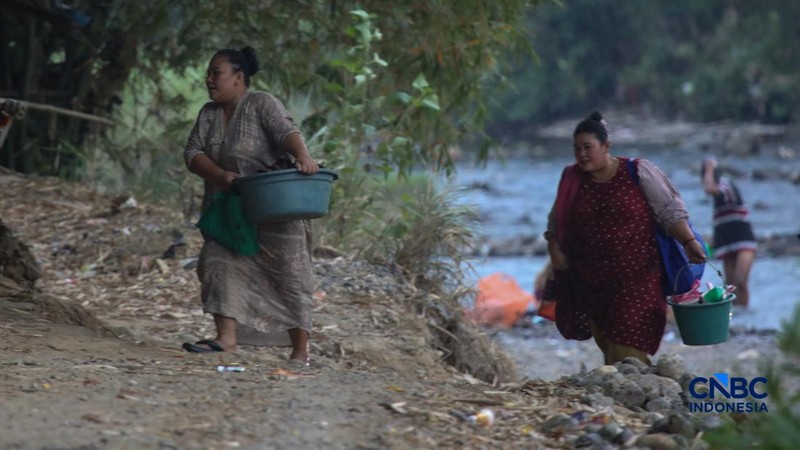 Warga beraktivitas pada aliran Sungai Ciberang di Kampung Somang, Lebak, Banten, Kamis (30/7/2026).
