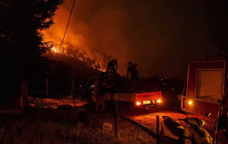 Seorang pekerja kotamadya berusaha memadamkan kebakaran hutan yang berkobar di distrik Seydikemer, provinsi Mugla, Turki, 29 Juli 2026. (REUTERS/Stringer)