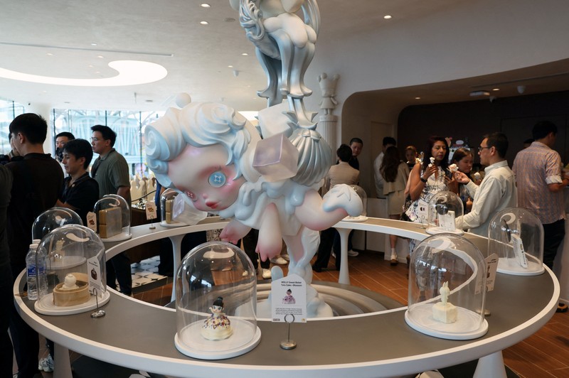 Para tamu menunggu untuk mengunjungi toko roti internasional pertama Pop Mart selama acara media day mereka di Resorts World Sentosa di Singapura pada 29 Juli 2026. (REUTERS/Edgar Su)