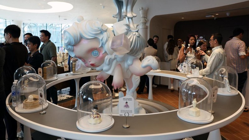 Aneka hidangan penutup bertema karakter dipajang di toko roti internasional pertama Pop Mart selama acara media day mereka di Resorts World Sentosa di Singapura pada 29 Juli 2026.