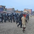 Anggota Pasukan Polisi Bersenjata (APF) mengejar demonstran selama protes menyusul bentrokan antara dua komunitas di Siraha, Nepal, 30 Juli 2026. (REUTERS/Stringer)