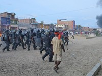 Anggota Pasukan Polisi Bersenjata (APF) mengejar demonstran selama protes menyusul bentrokan antara dua komunitas di Siraha, Nepal, 30 Juli 2026. (REUTERS/Stringer)