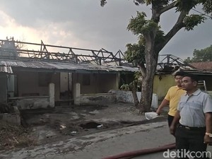 12 Rumah Asrama Polisi Panularan Solo Terbakar